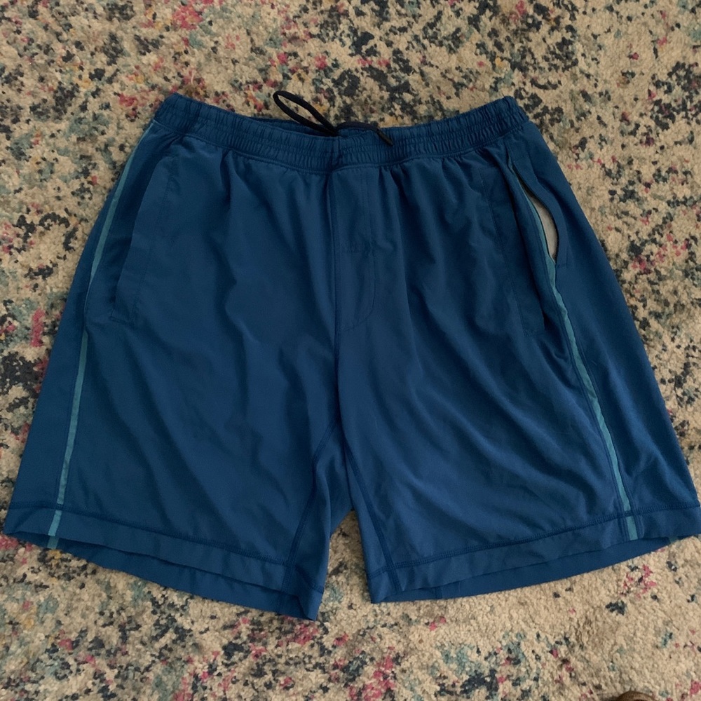Men’s Large lulu shorts